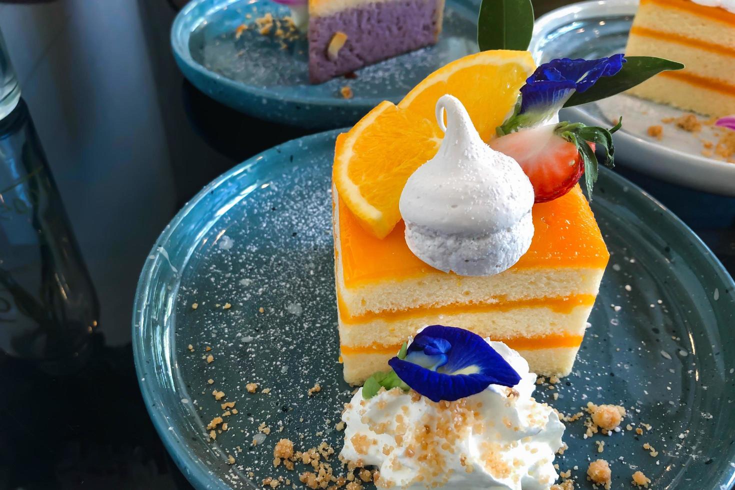 Gâteau à l'orange avec garniture à l'orange sur une assiette prête à manger photo