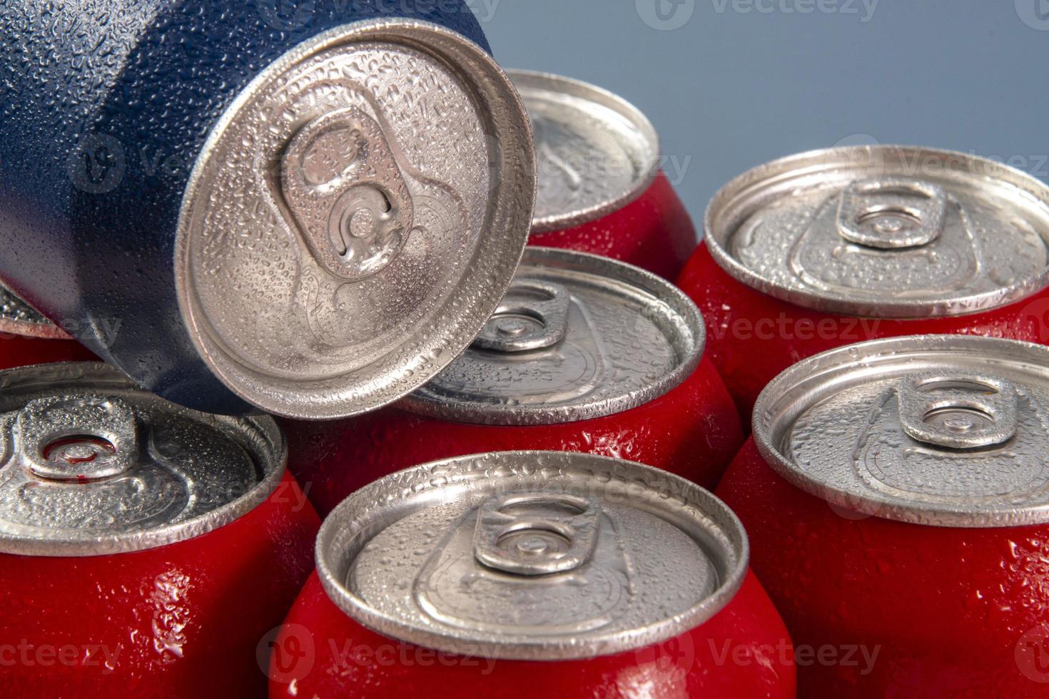 canettes de soda rouge froid avec un bleu pour une utilisation conceptuelle photo