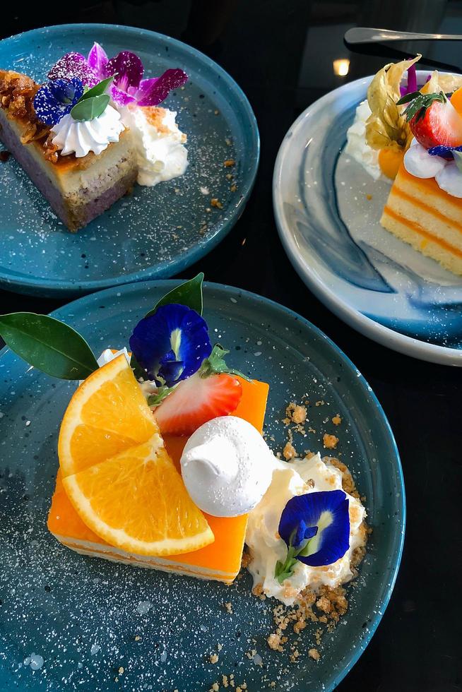 Gâteau à l'orange avec garniture à l'orange sur une assiette prête à manger photo