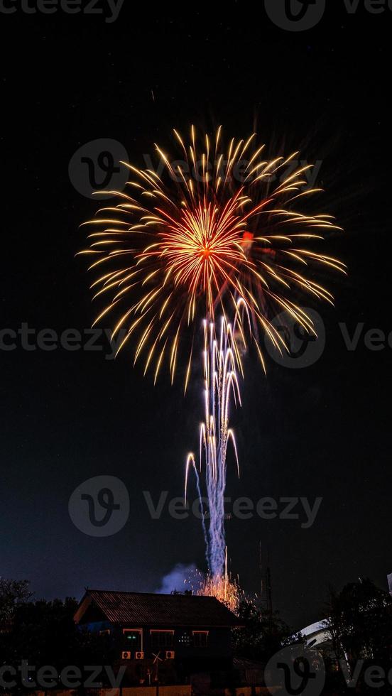 feux d'artifice au-dessus du temple dans le ciel sombre photo