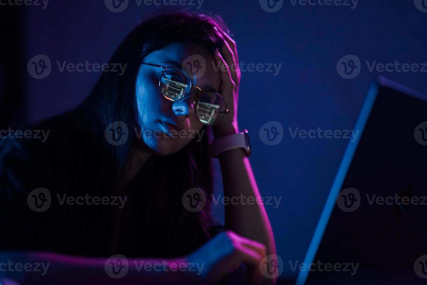 jolie jeune femme travaillant à domicile la nuit. photo