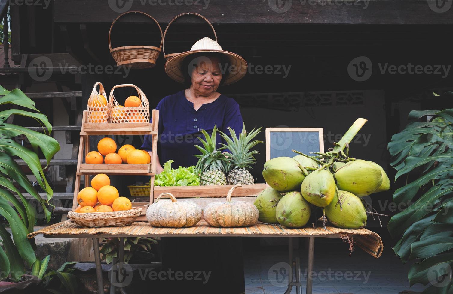 Asie vendeur vente des fruits à le ferme rester, chez l'habitant à Thaïlande loei photo