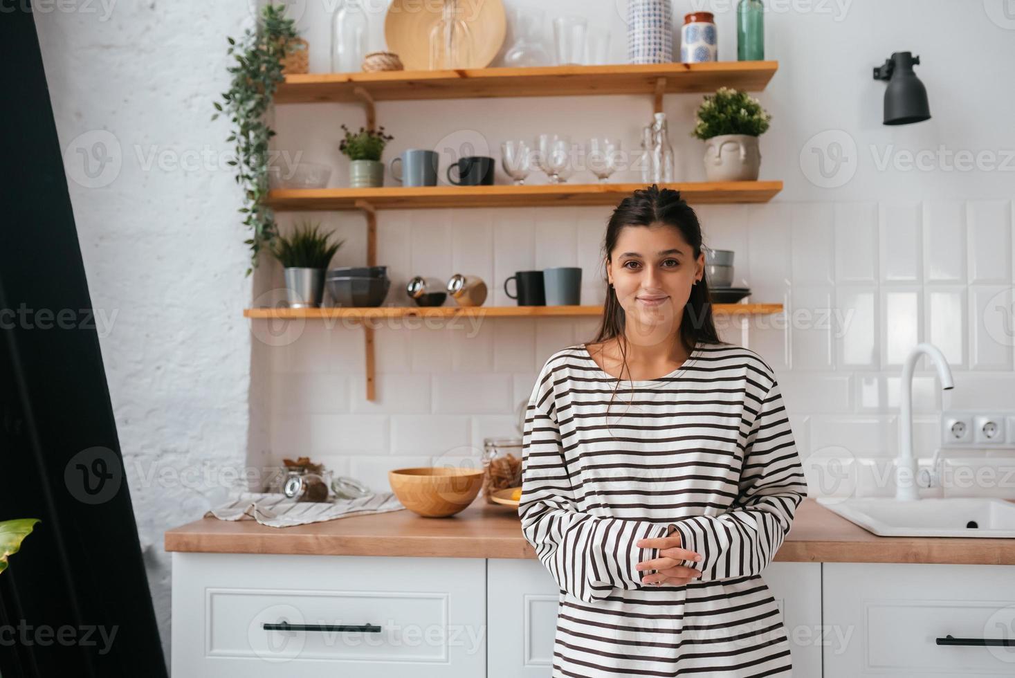 jeune femme debout près du bureau dans la cuisine photo