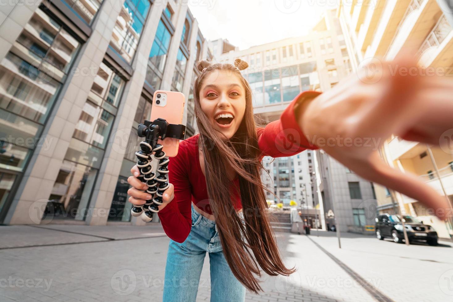 belle blogueuse regardant la caméra dans la rue. photo