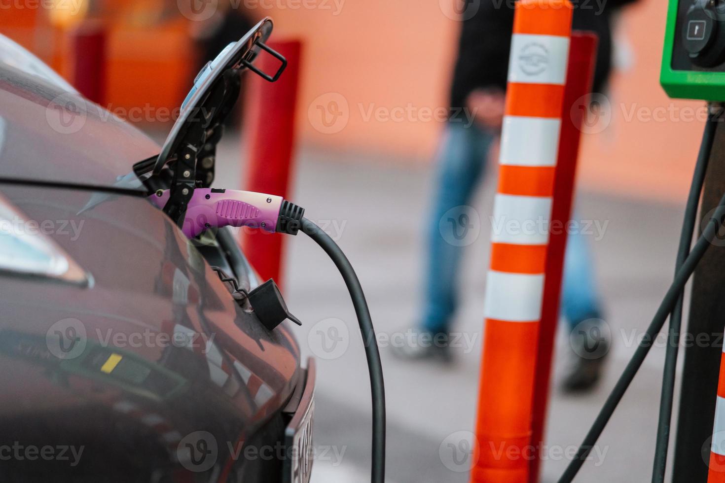 l'alimentation se connecte au véhicule électrique pour charger la batterie. photo