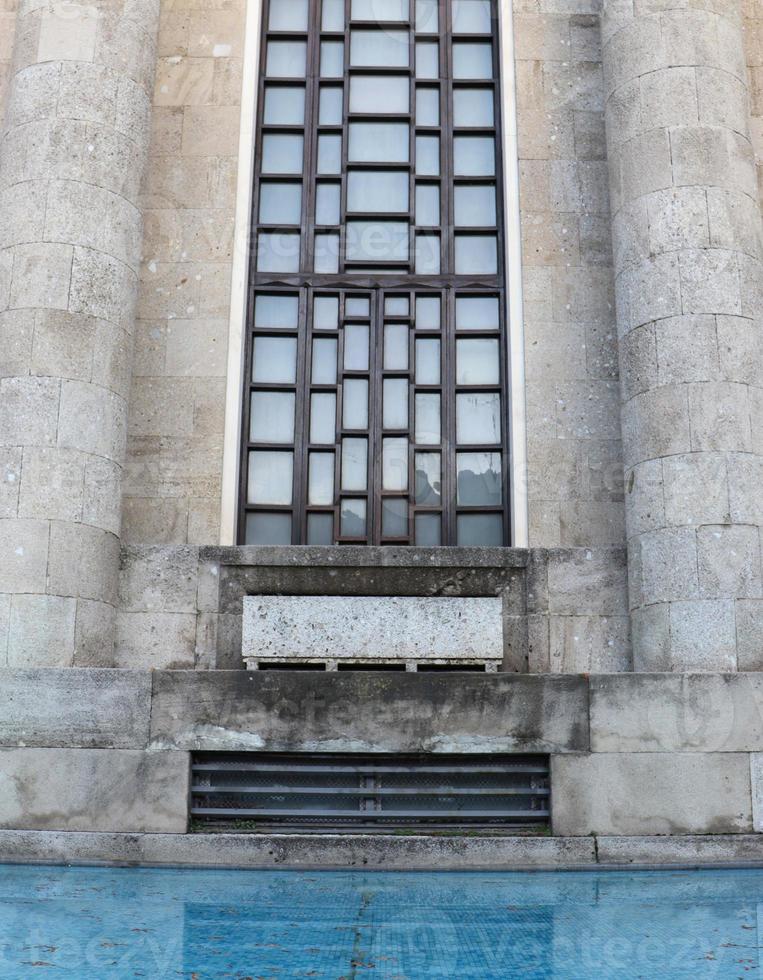 médiéval Fontaine avec grand fenêtre concept photo. Urbain architectural la photographie. photo