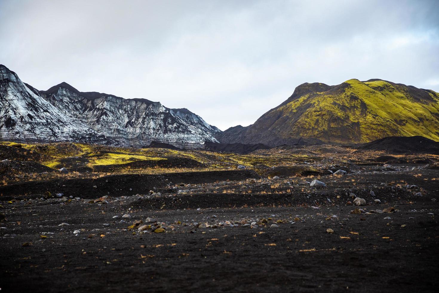 Chaîne de montagnes grises et jaunes à travers un paysage volcanique photo