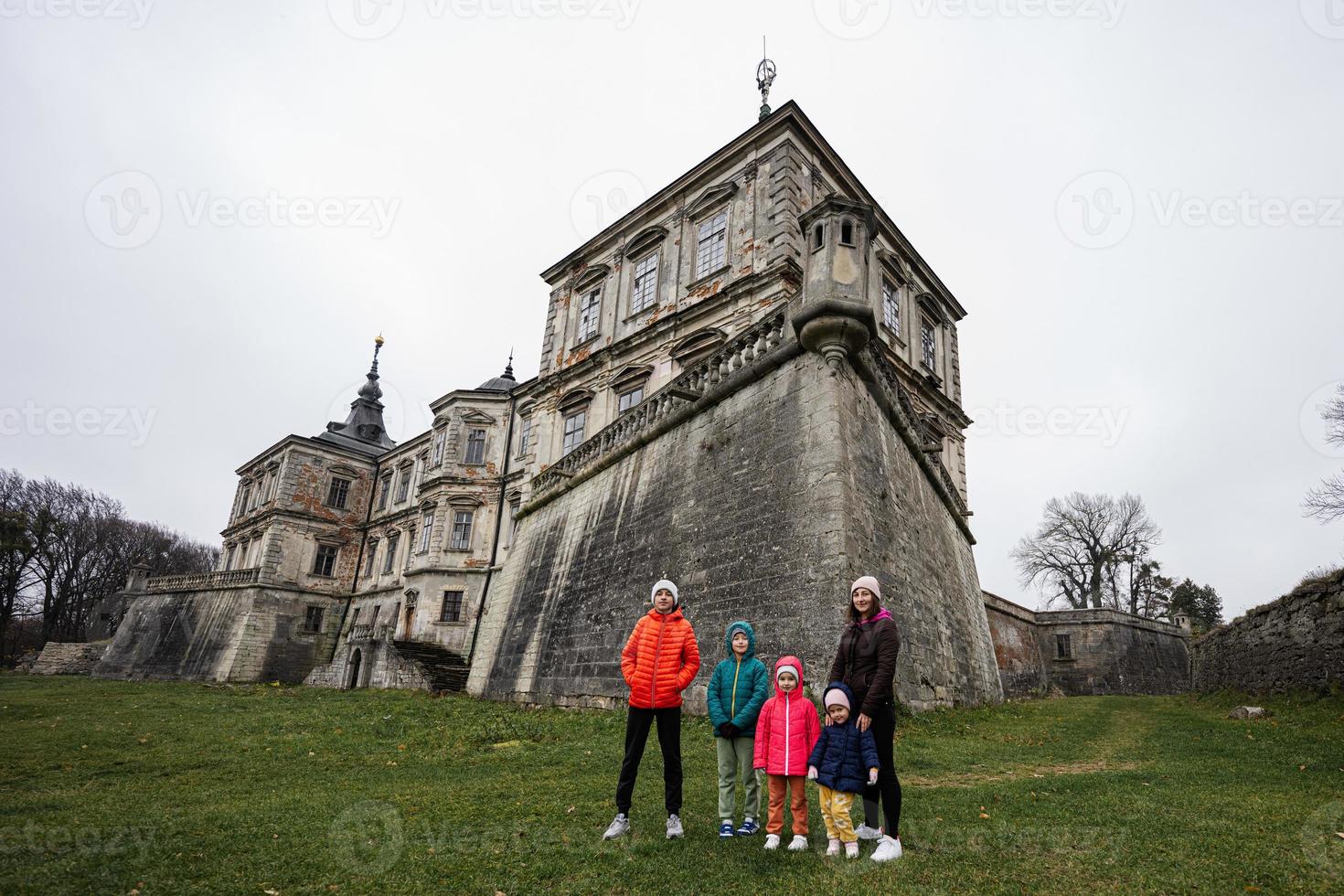 mère de quatre enfants visite le château de pidhirtsi, région de lviv, ukraine. touriste familial. photo