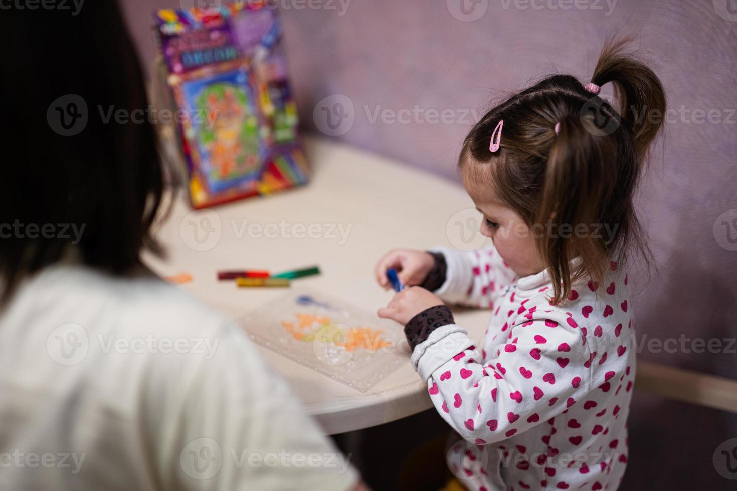 mère et fille décorer art avec briller décor. photo