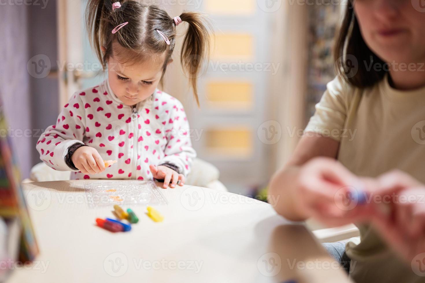 mère et fille décorer art avec briller décor. photo