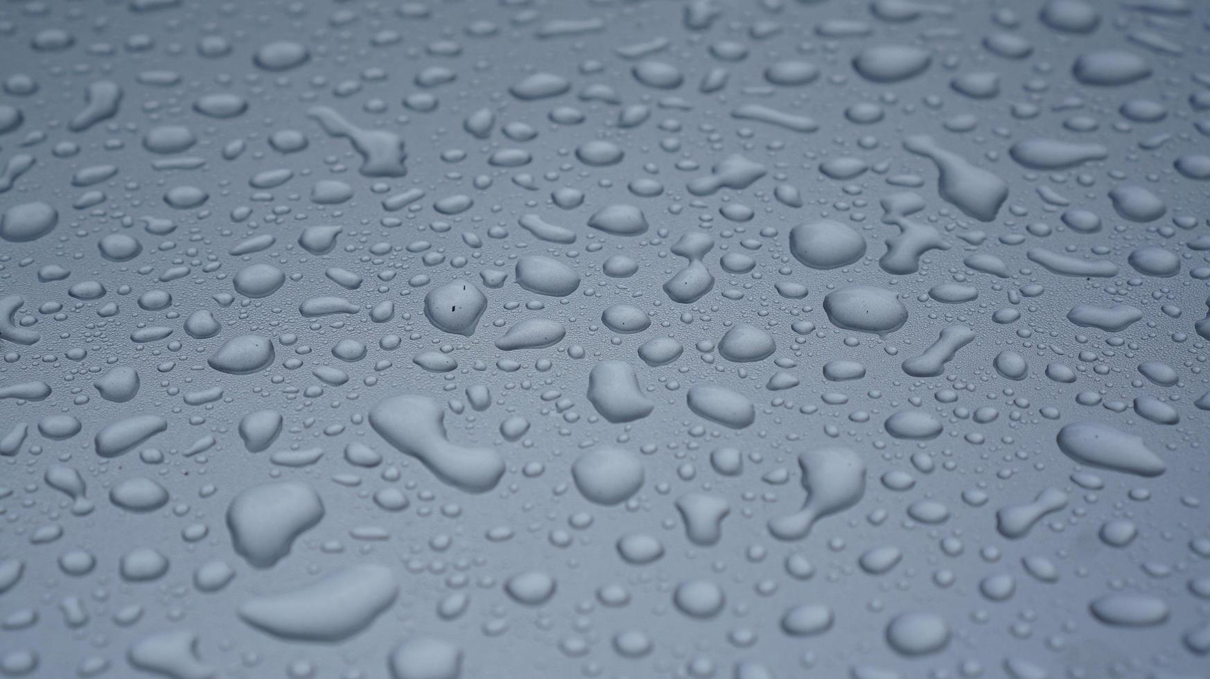 goutte d'eau sur une surface d'une fenêtre grise isolée photo