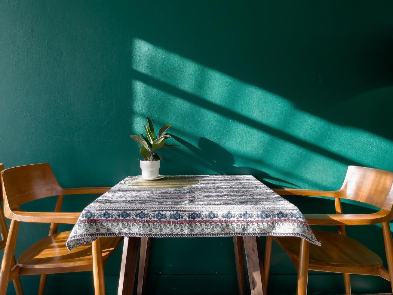 table d'espace libre avec plante verte photo
