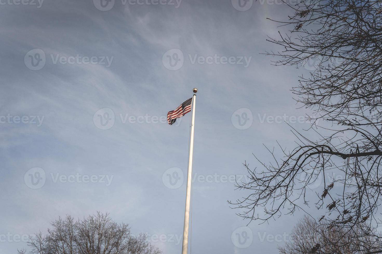 américain drapeau agitant dans le vent, à le américain cimetière à magraten dans le Pays-Bas. photo