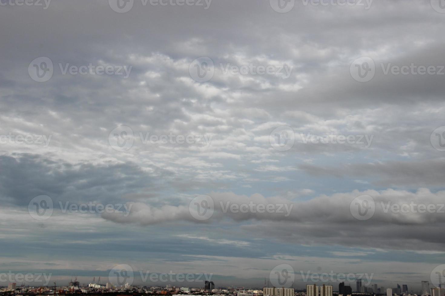 foncé bleu nuage avec blanc lumière Soleil ensemble ciel Contexte et ville lumière minuit soir temps photo