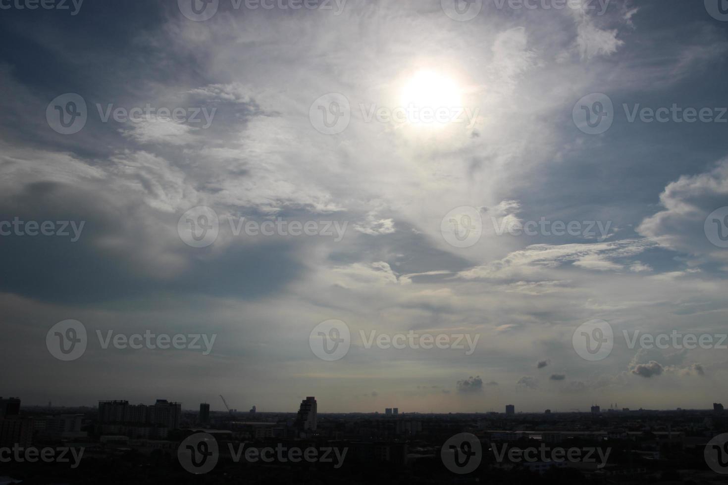 foncé bleu nuage avec blanc lumière Soleil ensemble ciel Contexte et ville lumière minuit soir temps photo