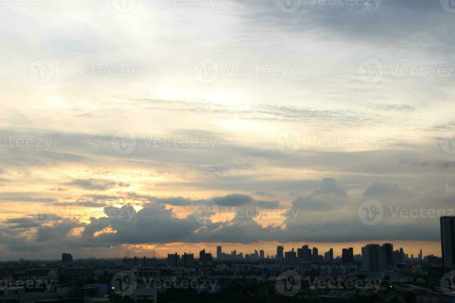 foncé bleu nuage avec blanc lumière Soleil ensemble ciel Contexte et ville lumière minuit soir temps photo