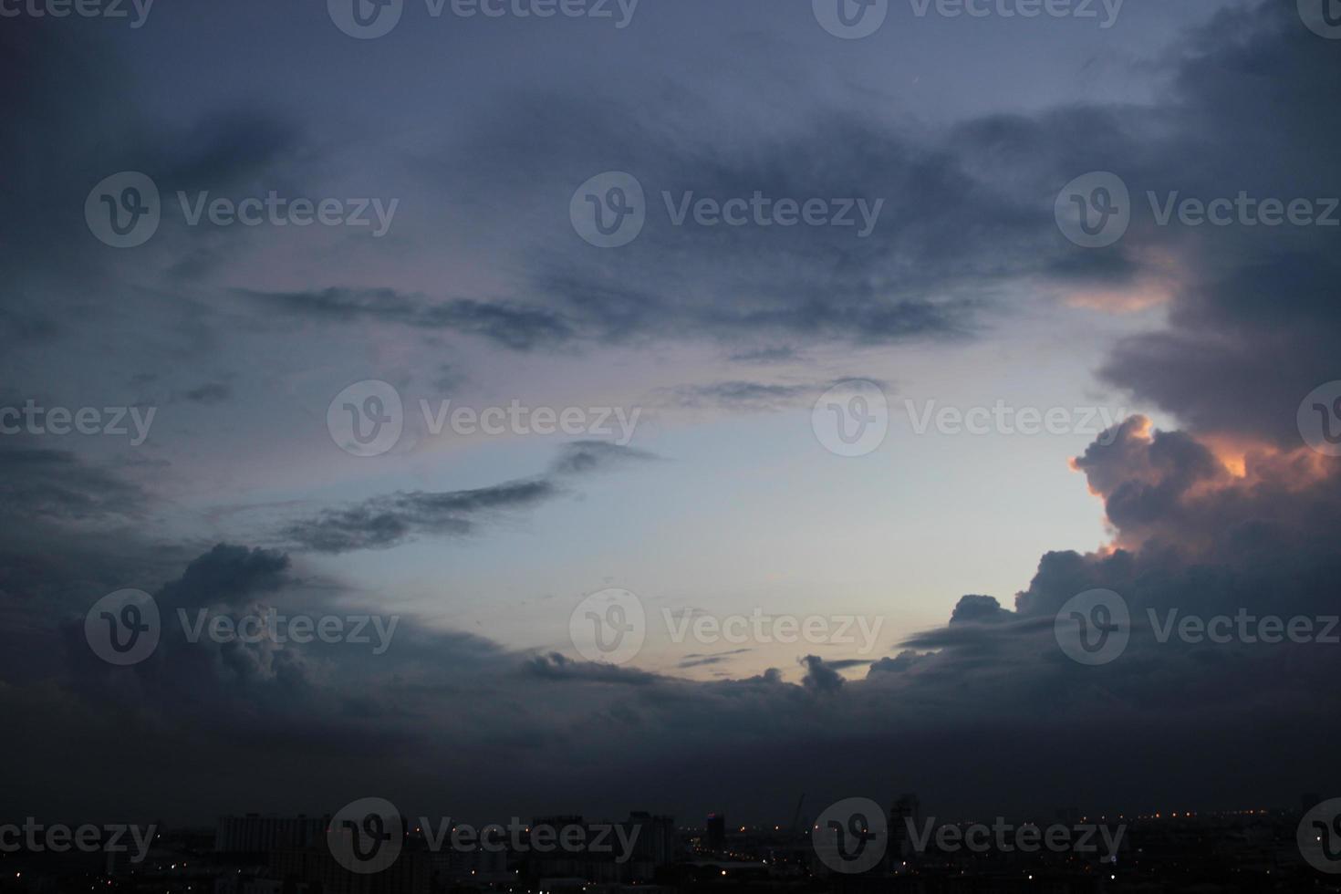 foncé bleu nuage avec blanc lumière Soleil ensemble ciel Contexte et ville lumière minuit soir temps photo