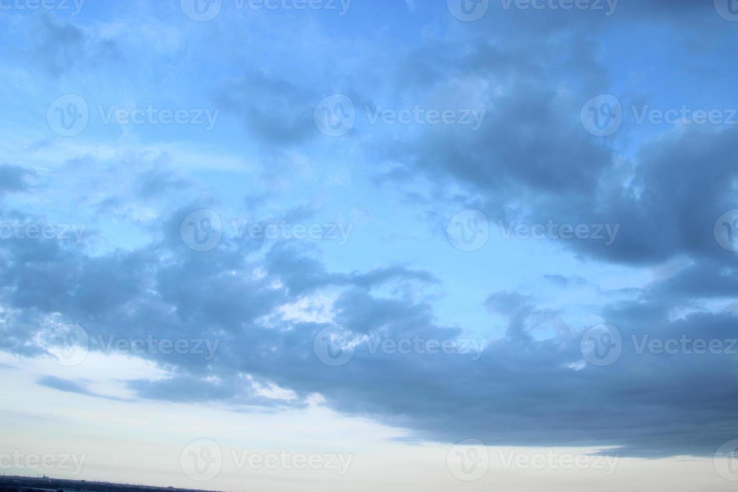 foncé bleu nuage avec blanc lumière ciel et Soleil rayon avec arc en ciel Couleur réflexion Contexte photo