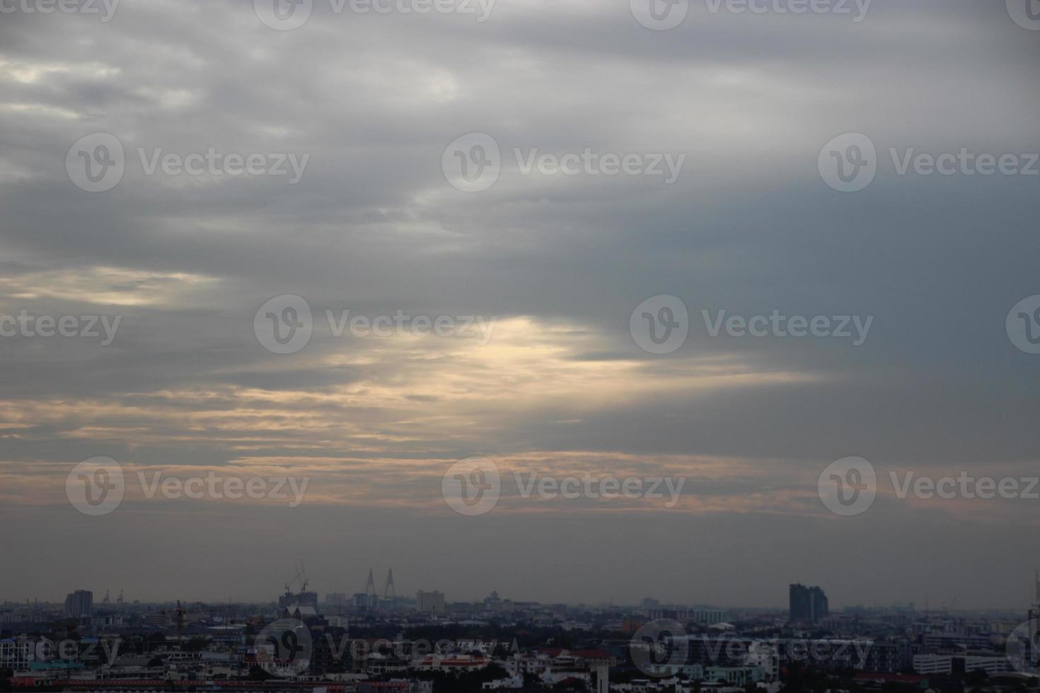 foncé bleu nuage avec blanc lumière le coucher du soleil ciel Contexte et ville lumière minuit soir temps photo