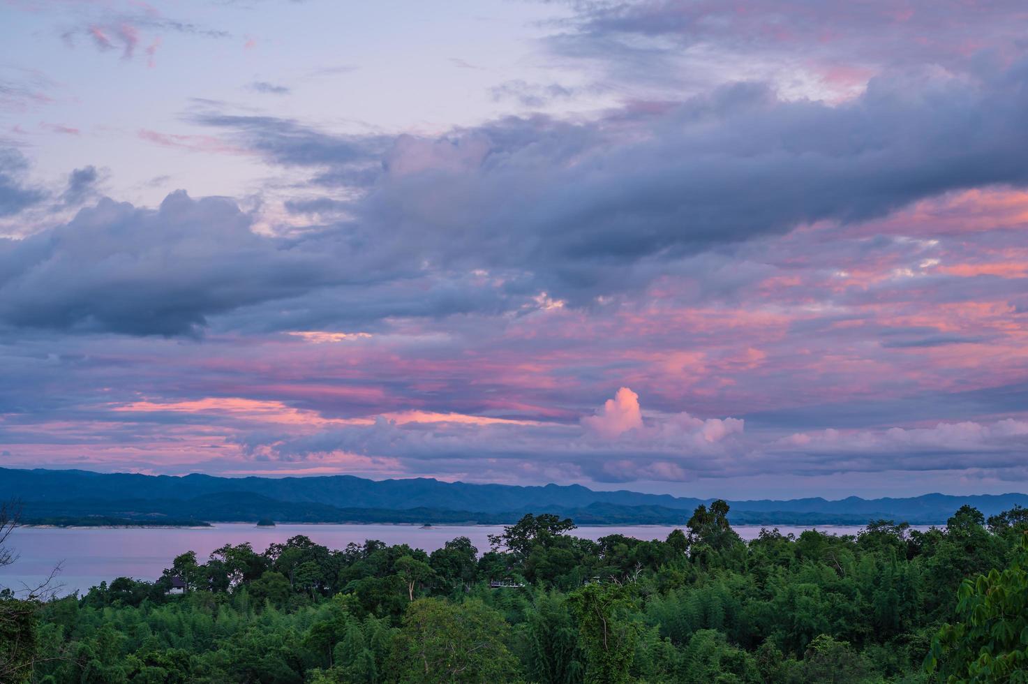 belle vue sur le paysage et coucher de soleil depuis le point de vue de la cascade de huai mae khamin parc national de srinakarin à kanchanaburi en thaïlande. photo