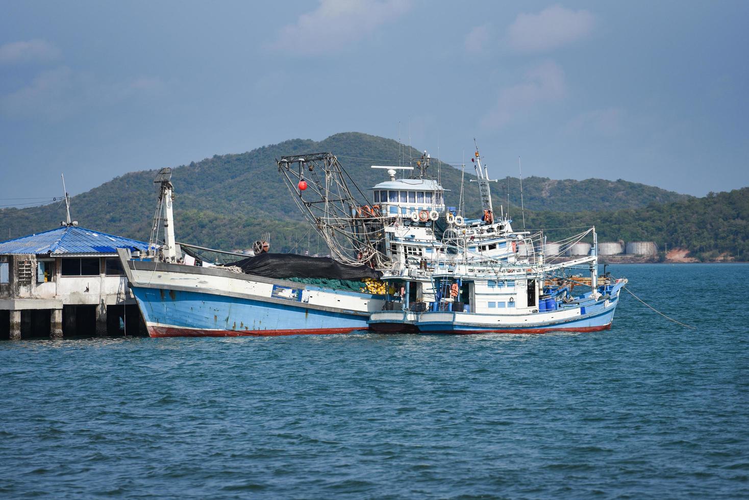 pêche bateau à port dans le océan mer et Montagne photo