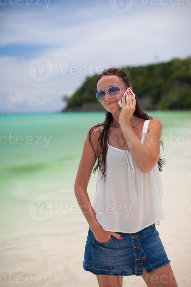 belle jeune femme sur la plage photo