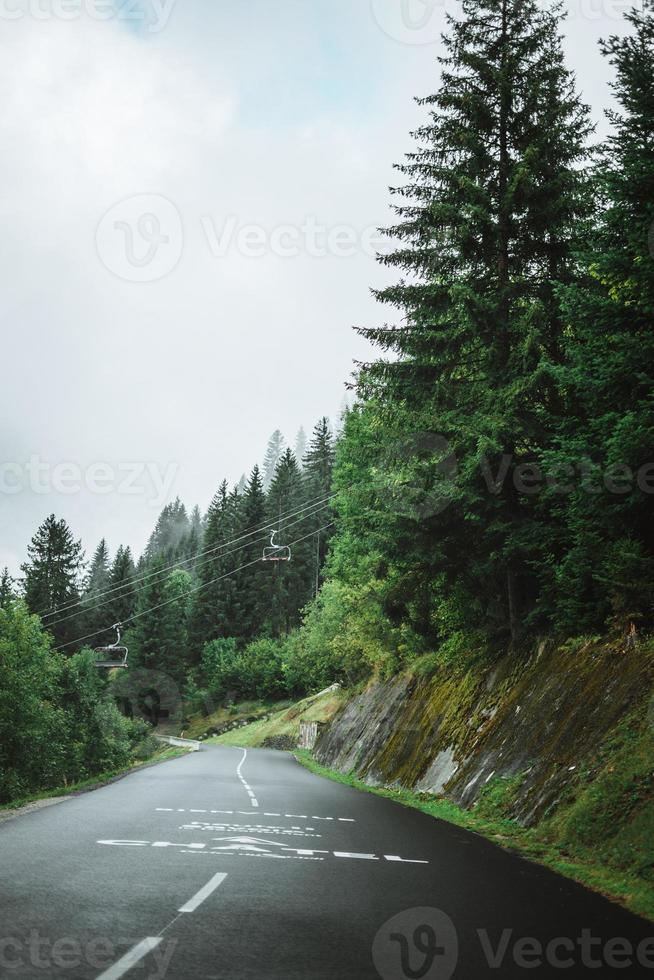 vide route avec une gondole et lourd des nuages sur le des arbres proche chateau, France photo