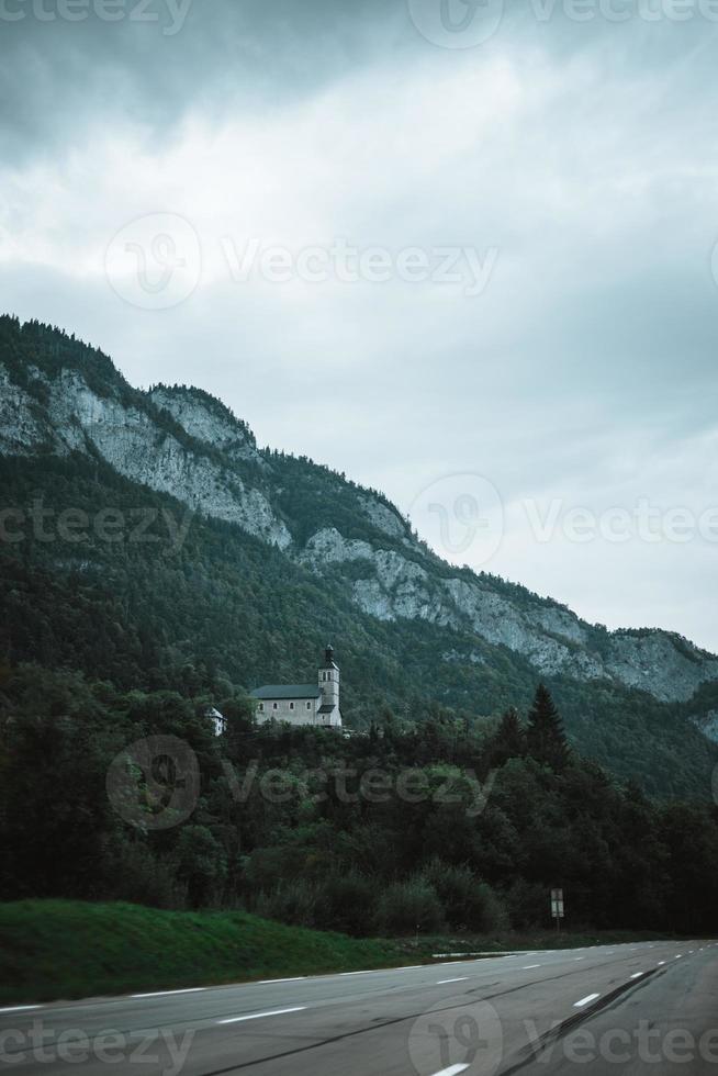 majestueux montagnes dans le Alpes couvert avec des arbres et des nuages photo