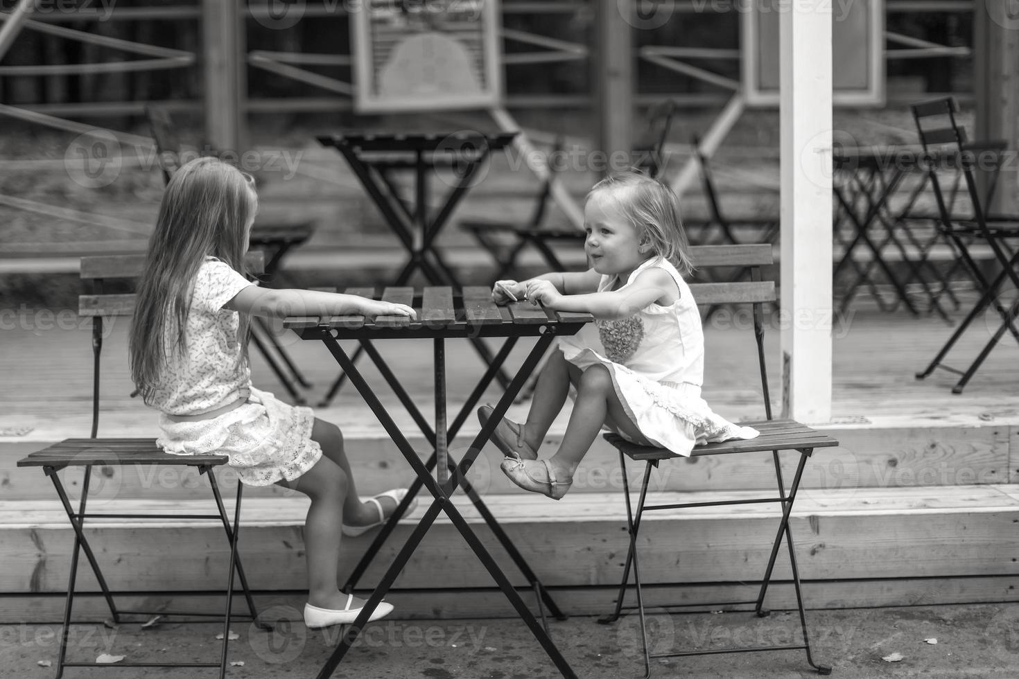 peu les filles séance sur en plein air à manger zone photo