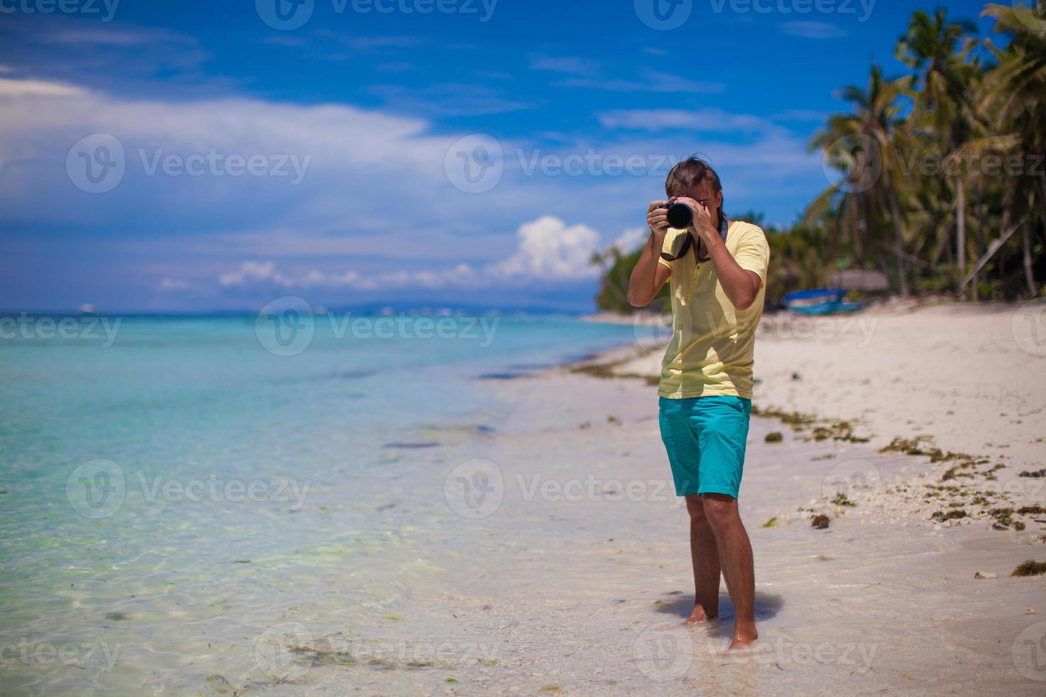 homme prise une photo sur le plage