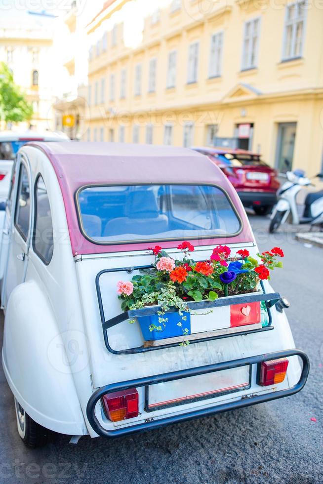 vue de mignonne voiture avec fleurs dans France photo