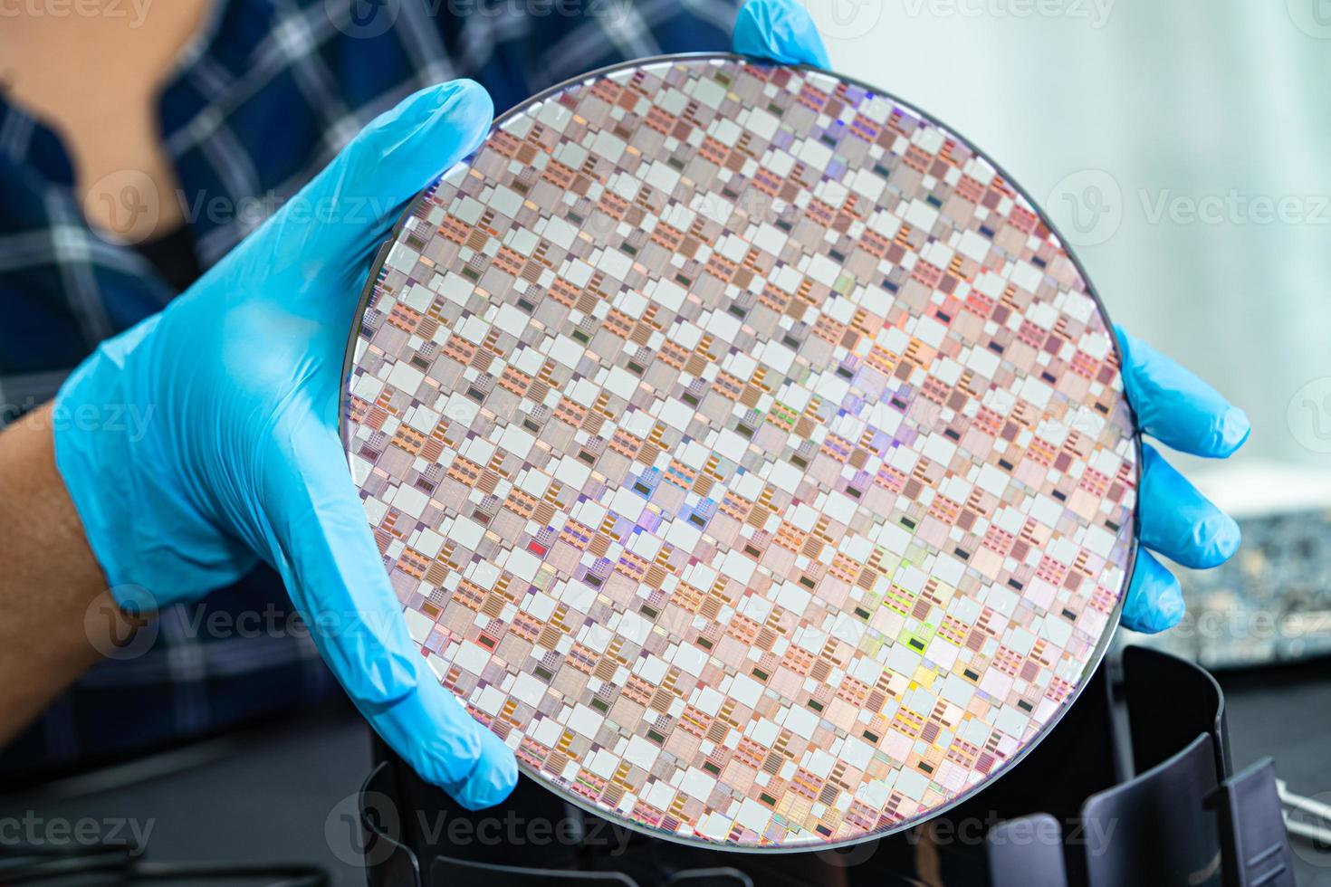 plaquette de silicium pour la fabrication de semi-conducteurs de circuits intégrés. photo