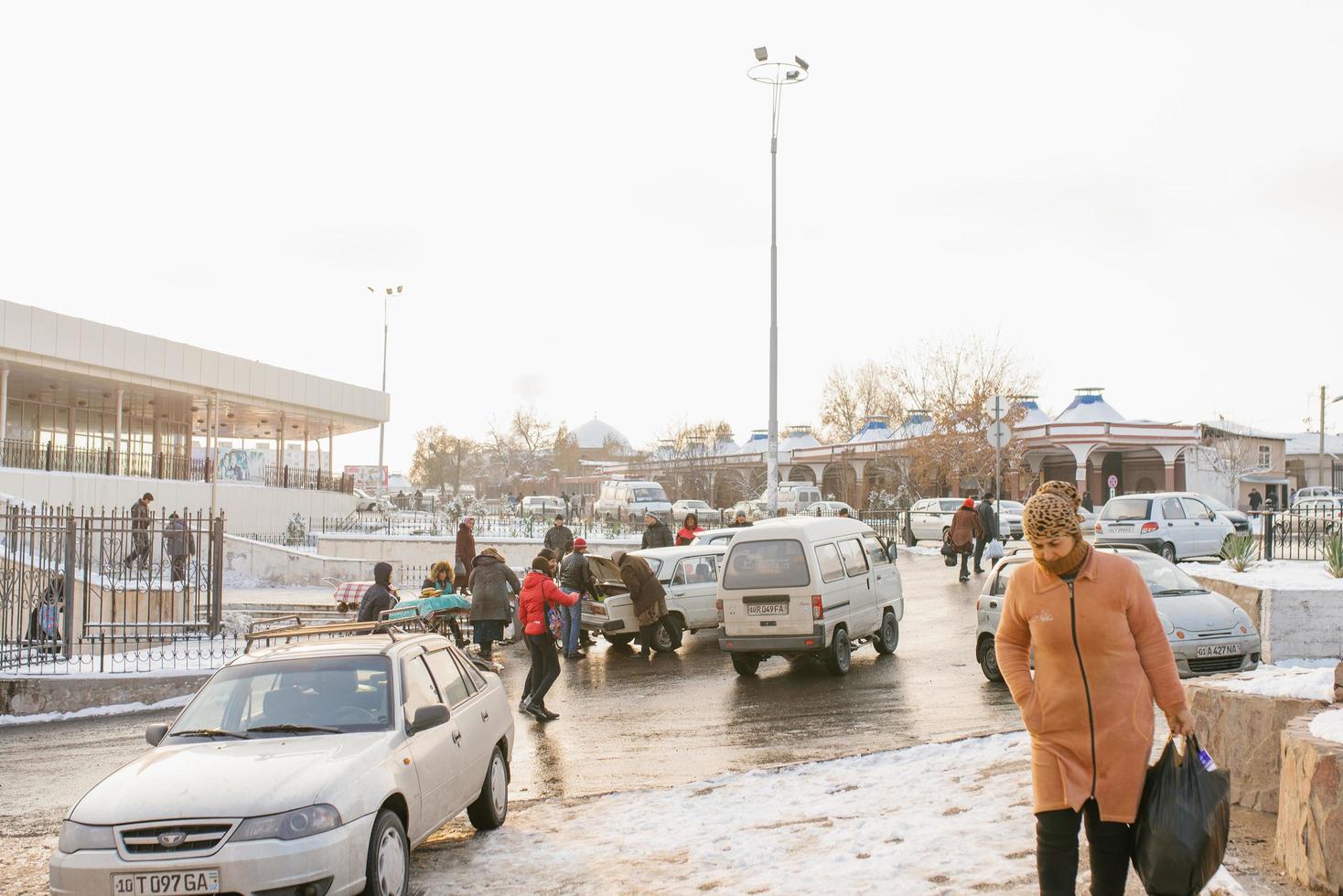 tachkent, Ouzbékistan. décembre 2020. gens et voitures à chœur marché dans hiver photo