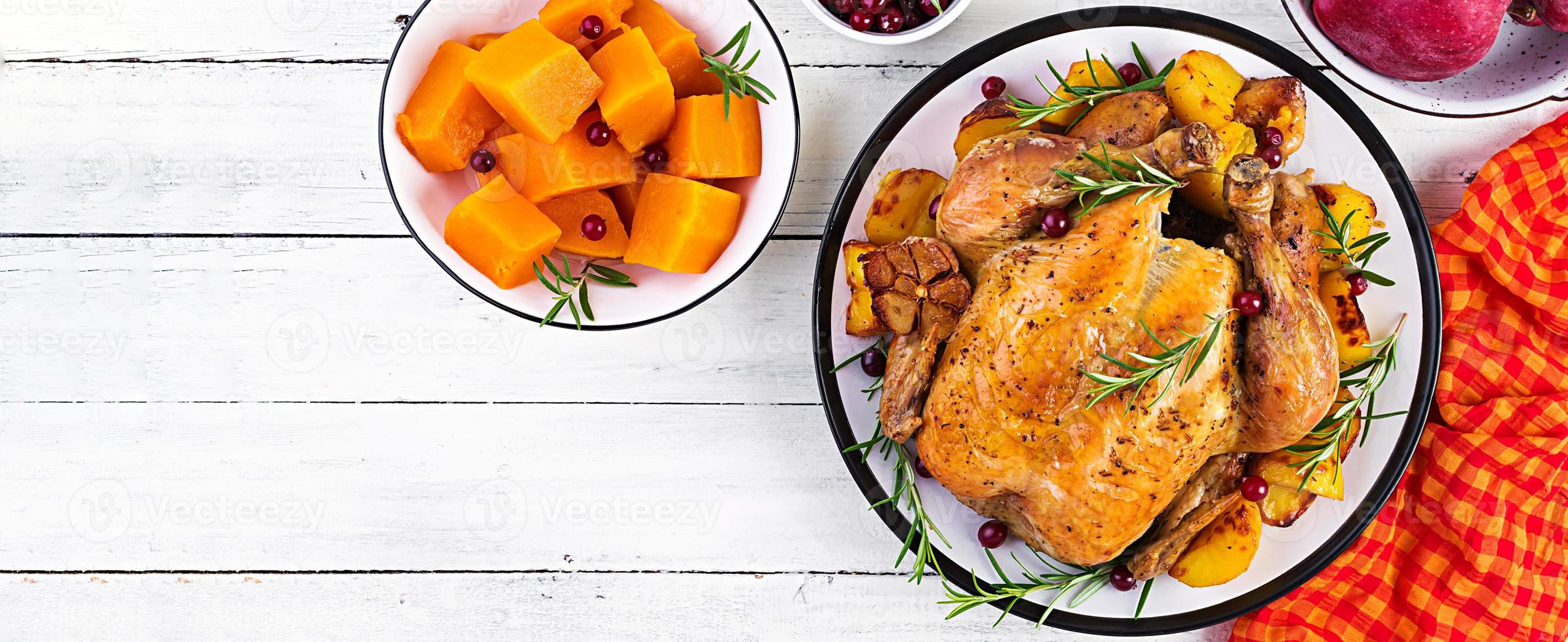 cuit dinde ou poulet. le Noël table est servi avec une Turquie, décoré avec brillant clinquant. frit poulet. table paramètre. Noël dîner. bannière. Haut vue photo