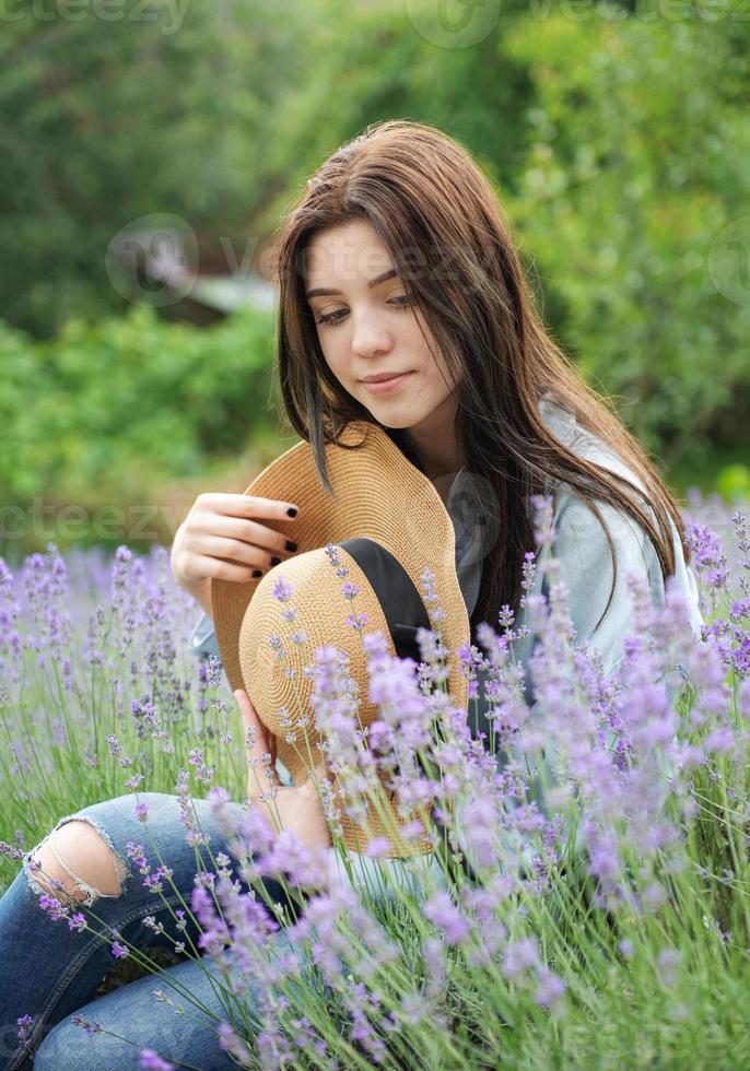 belle jeune fille sur le champ de lavande. photo