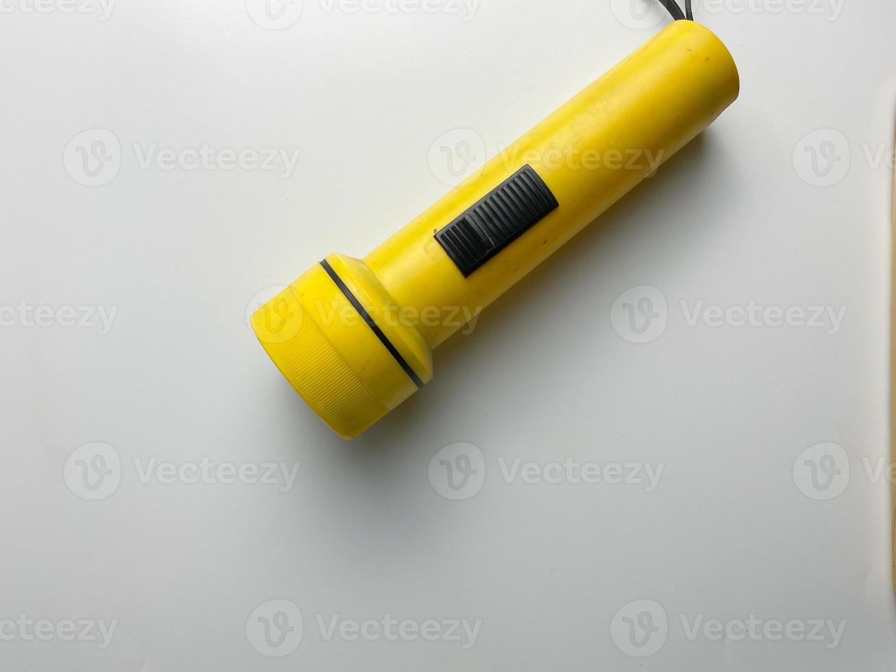 Jaune lampe de poche sur blanc Contexte. copie espace. lampe de poche pour coupure électrique et urgence. choisi concentrer photo