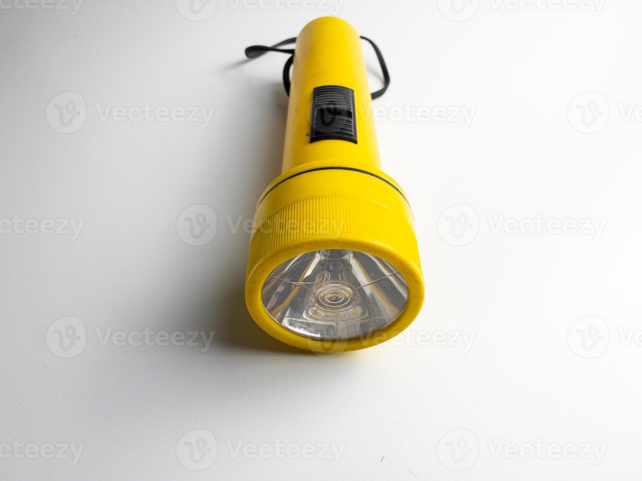 Jaune lampe de poche sur blanc Contexte. copie espace. lampe de poche pour coupure électrique et urgence. choisi concentrer photo