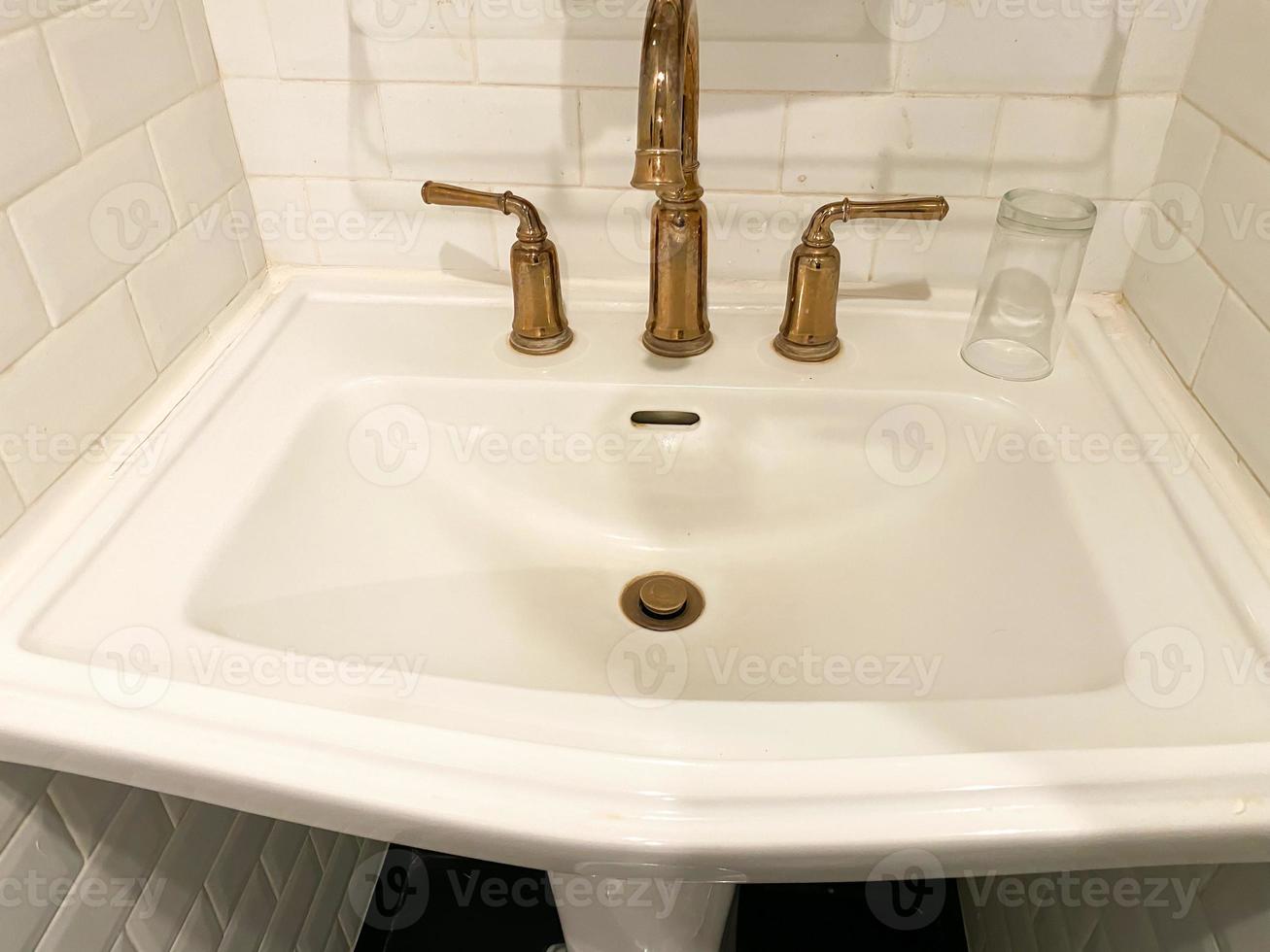 intérieur de salle de bains avec rétro classique lavabo et or robinet. salle de bains intérieur évier avec classique conception dans luxe Hôtel. photo