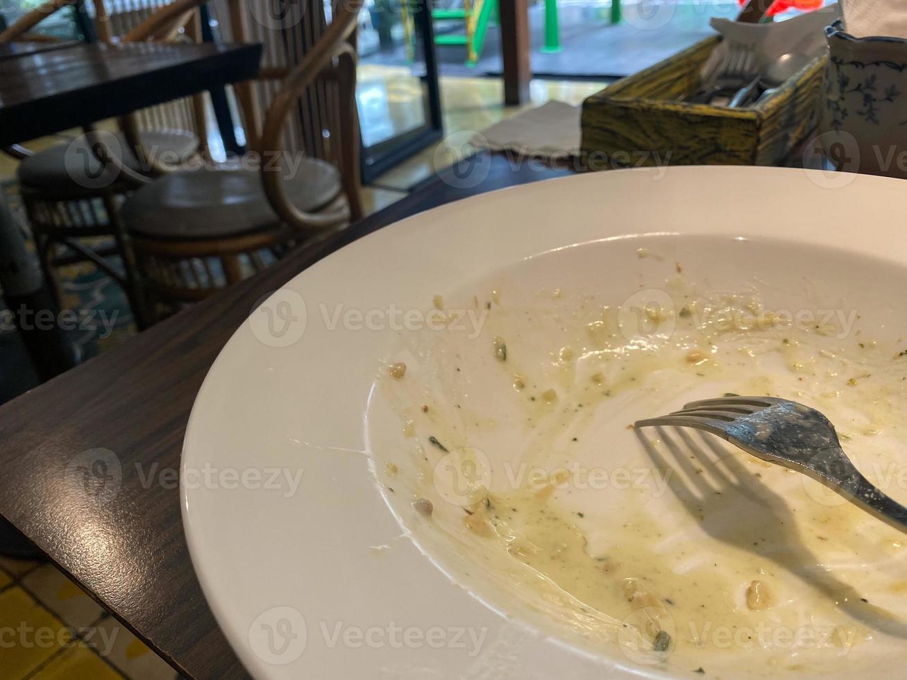 sale assiette avec nourriture les restes sur en bois arrière-plan, Haut vue photo