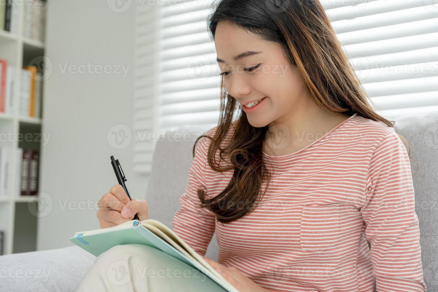 inspiration, écrivain, écriture, création, loisirs pour imaginer, belle jeune femme asiatique séduisante écrivant des idées sur un cahier, liste de choses à faire, bon travail de réflexion, journaliste, élégant, image de rêve, détente photo