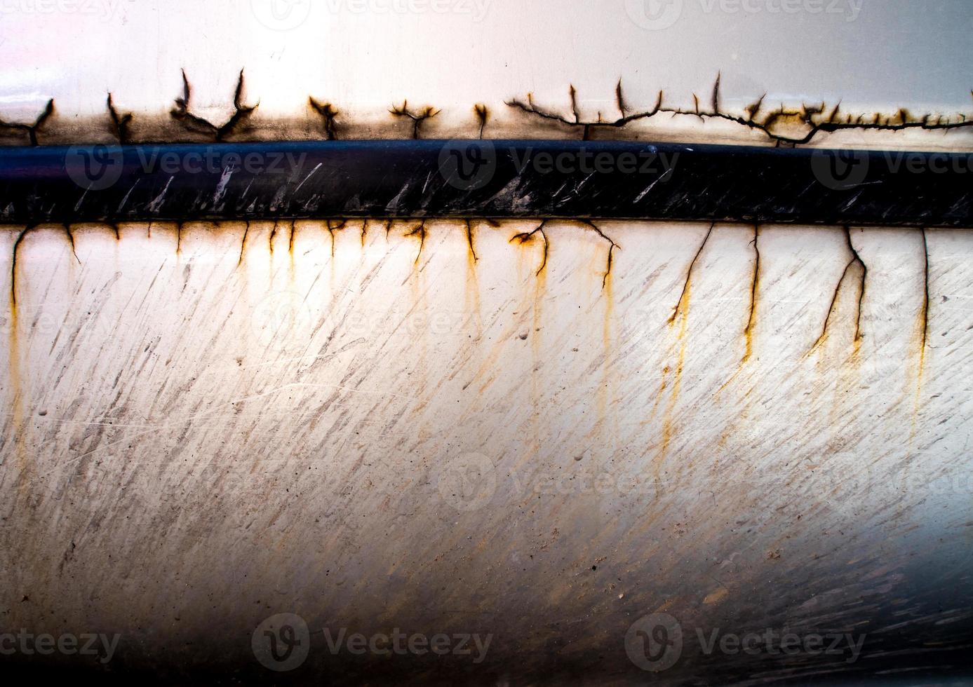 surface de la peinture de la vieille voiture fissurée et désintégrée photo