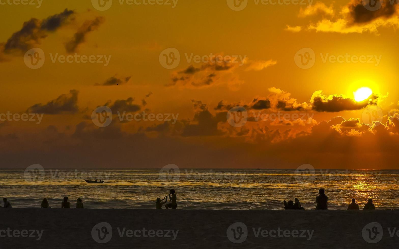 coloré d'or le coucher du soleil gens vague et plage puerto escondido Mexique. photo