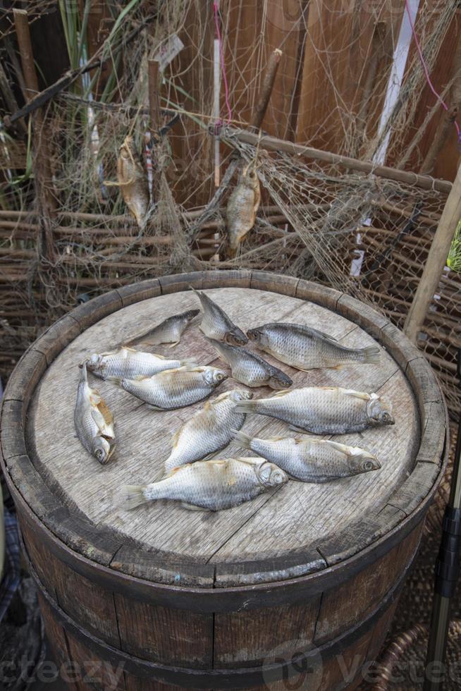 séché poisson mensonges sur une en bois baril. photo