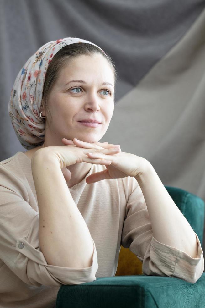 portrait de une magnifique âge moyen femme dans une turban. un israélien  femme dans une traditionnel coiffure. 20497165 Photo de stock chez Vecteezy