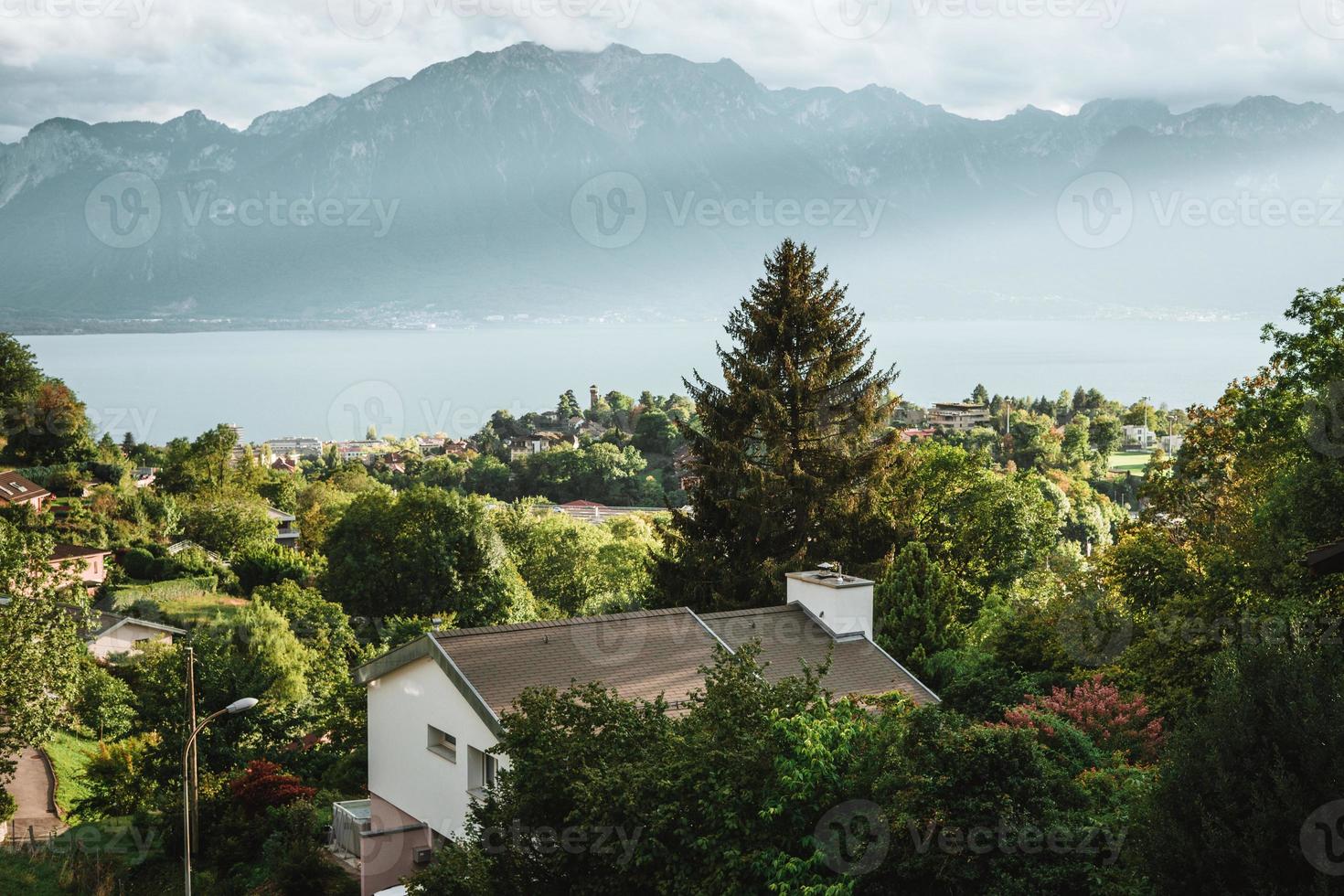 majestueux vue de le Lac Genève, incroyable lumière et jolie Maisons photo