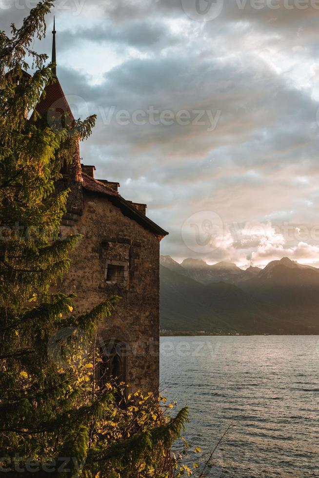 chillon Château sur Lac Genève pendant le coucher du soleil photo