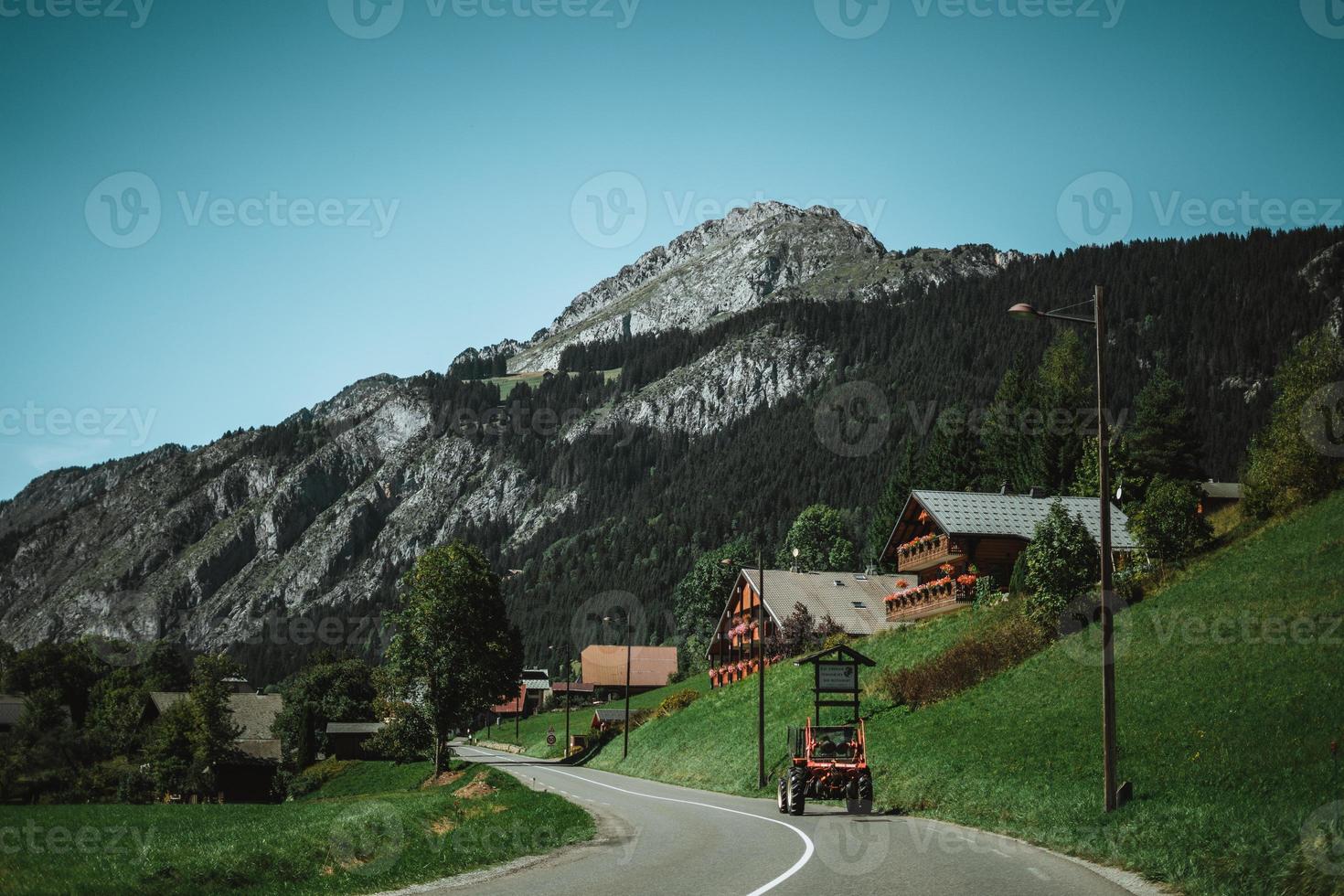 en bois cabane dans le Alpes avec montagnes dans le Contexte panorama photo