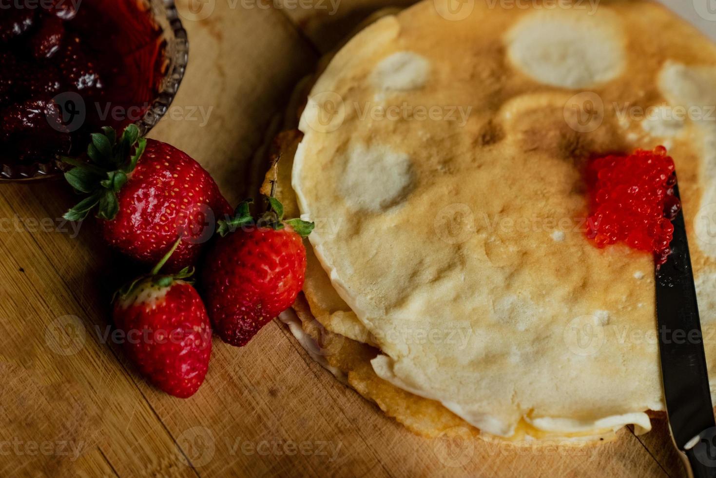 Crêpes avec rouge caviar, petit déjeuner photo