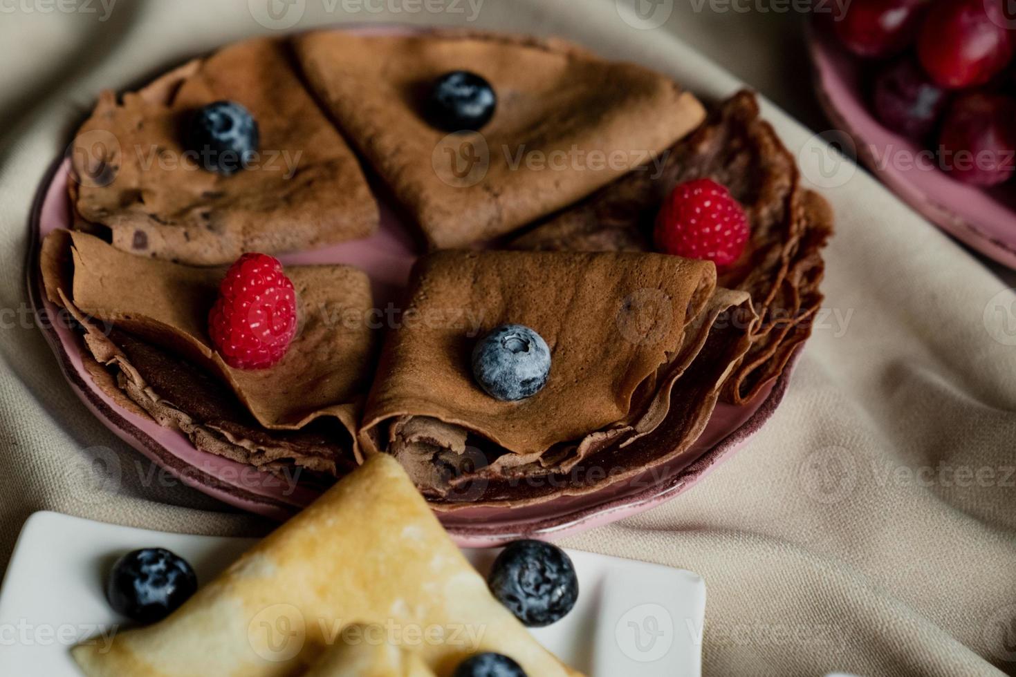 classique et Chocolat Crêpes avec baies et des fruits pour petit-déjeuner, chocolat, thé, photo