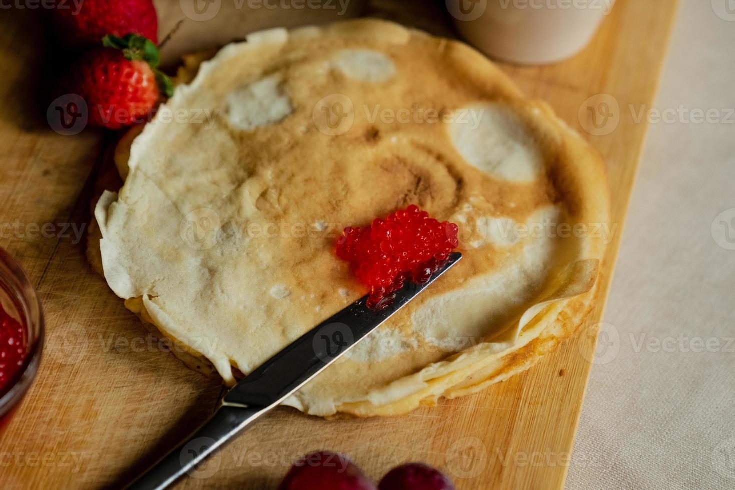 crêpe avec rouge caviar pour petit déjeuner photo